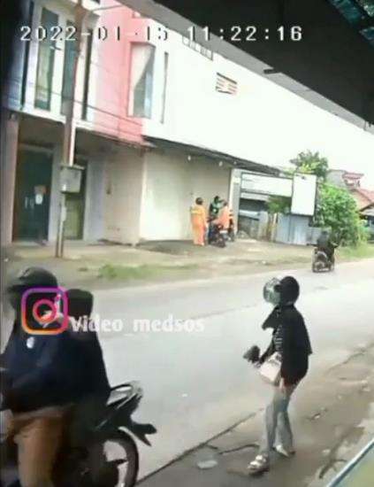 Momen kocak suami bonceng istri malah ketinggalan.