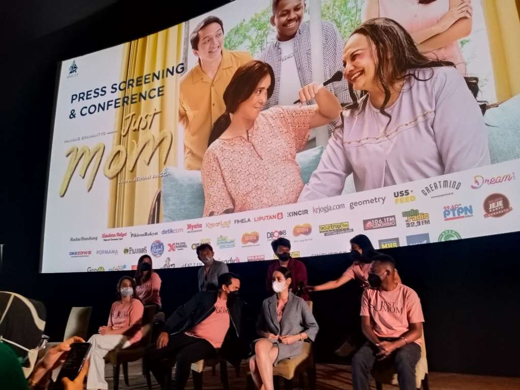 Film Just Mom