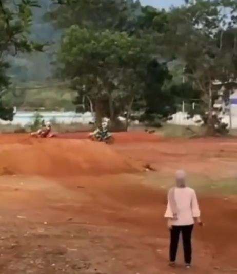 Gagah saat nge-trail, auto ciut saat didatangi istri.