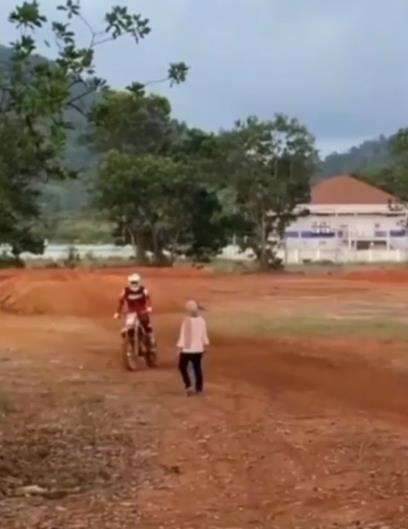 Gagah saat nge-trail, auto ciut saat didatangi istri.