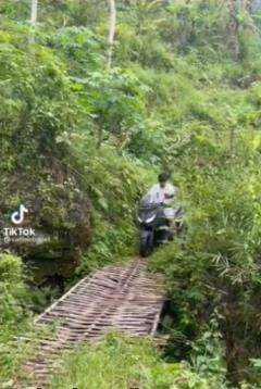 Nekat seberangi jembatan bambu reyot, endingnya bikin syok