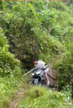 Nekat seberangi jembatan bambu reyot, endingnya bikin syok