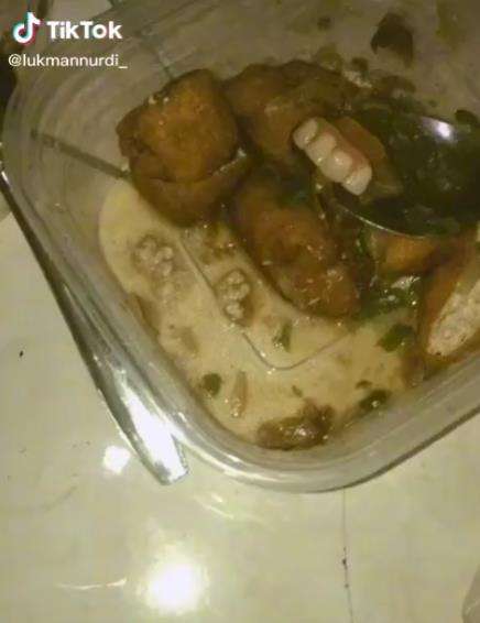 Jijik campur ngakak, beli cuanki dapat bonus gigi palsu.