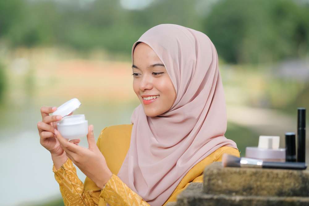 Memakai Produk Perawatan Kulit
