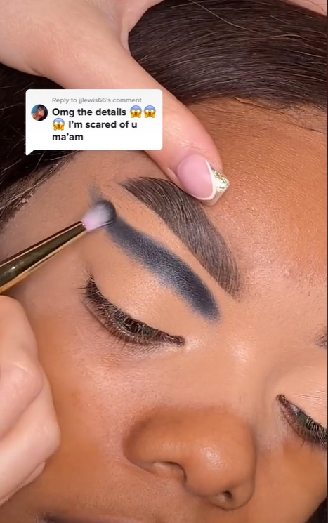 Membuat Riasan Mata Cut Crease