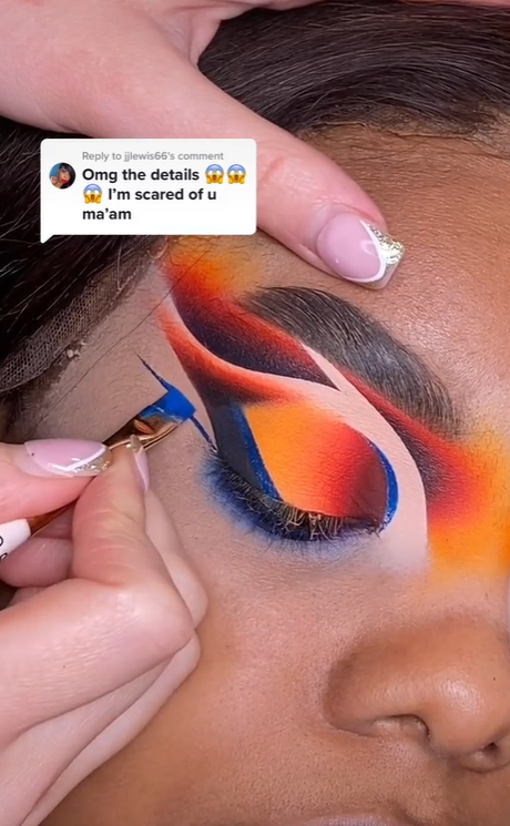 Membuat Gaya Riasan Mata Cut Crease