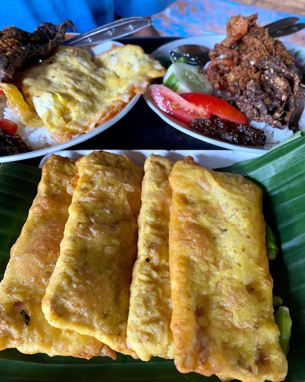 Camilan Enak Menanti Senja di Pinggir Warung Morolali