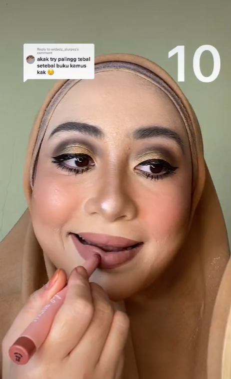Memakai Makeup Ekstra Tebal