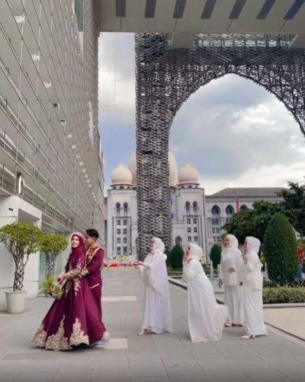 Aksi bridesmaid tak mau tangkap buket bunga bikin ngakak.