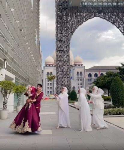 Aksi bridesmaid tak mau tangkap buket bunga bikin ngakak.