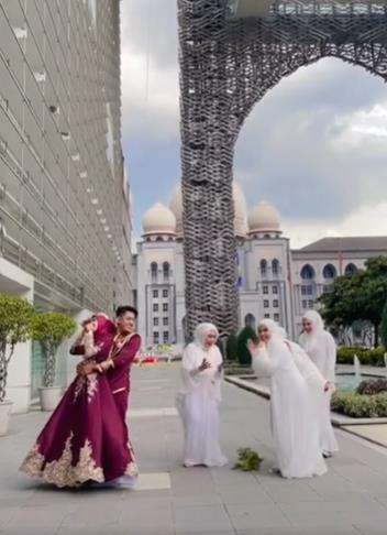 Aksi bridesmaid tak mau tangkap buket bunga bikin ngakak.