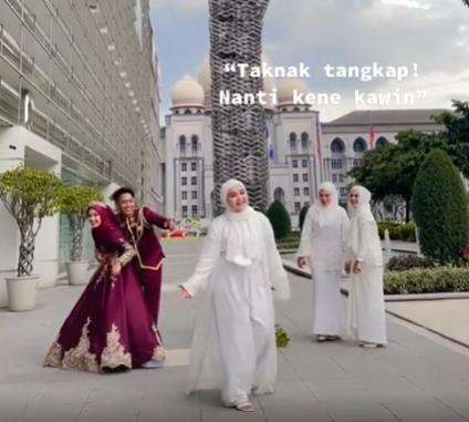 Aksi bridesmaid tak mau tangkap buket bunga bikin ngakak.
