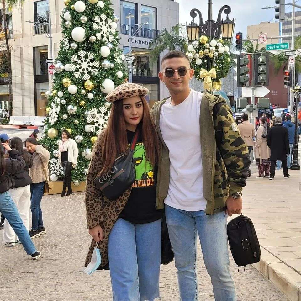 Maura bersama adiknya