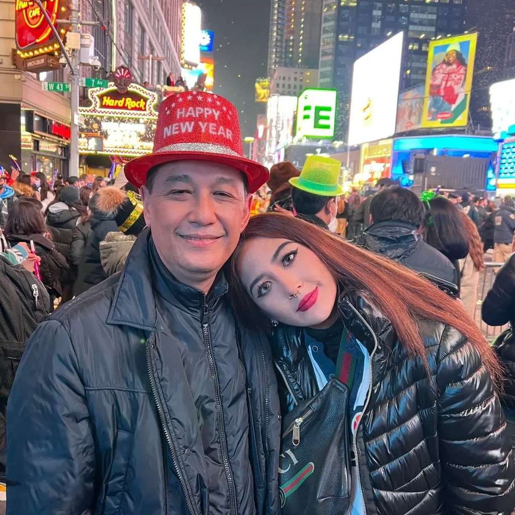 Maura bersama ayahnya