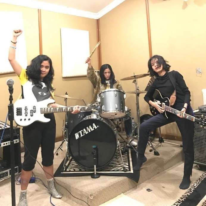 Maura bersama dua temannya
