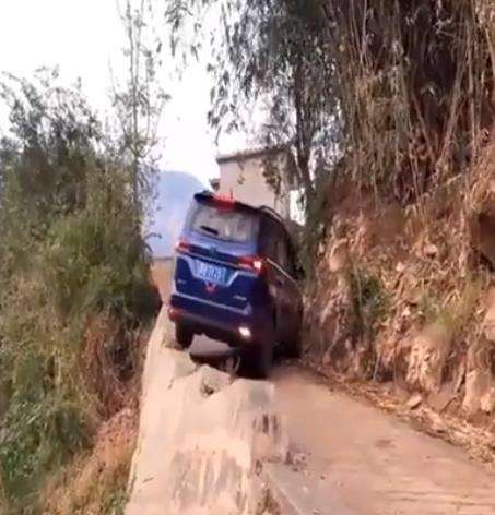 Aksi mobil putar balik di jalan sempit dan curam, bikin deg-degan.