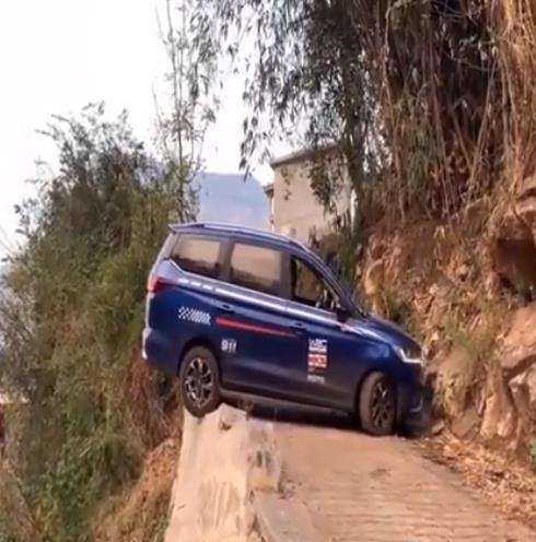 Aksi mobil putar balik di jalan sempit dan curam, bikin deg-degan.