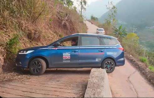 Aksi mobil putar balik di jalan sempit dan curam, bikin deg-degan.