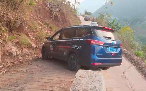 Aksi mobil putar balik di jalan sempit dan curam, bikin deg-degan.