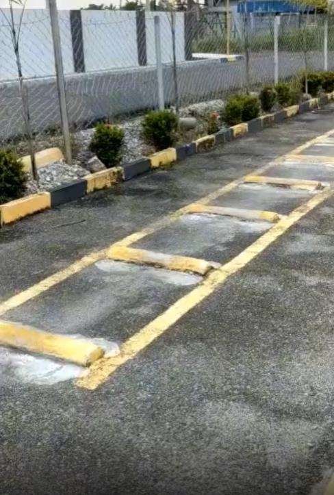 Aksi pelajar ujian SIM di jalan bergelombang malah bikin ngakak.