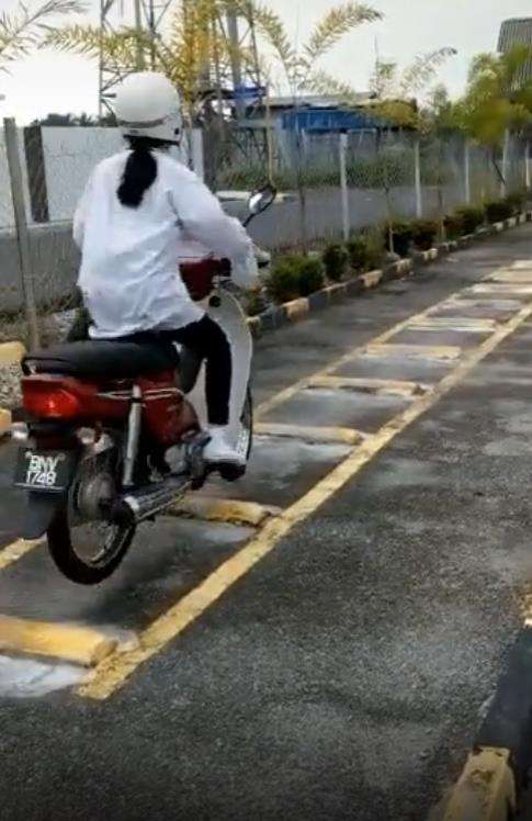 Aksi pelajar ujian SIM di jalan bergelombang malah bikin ngakak.