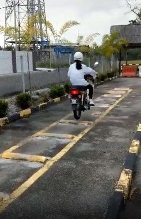 Aksi pelajar ujian SIM di jalan bergelombang malah bikin ngakak.