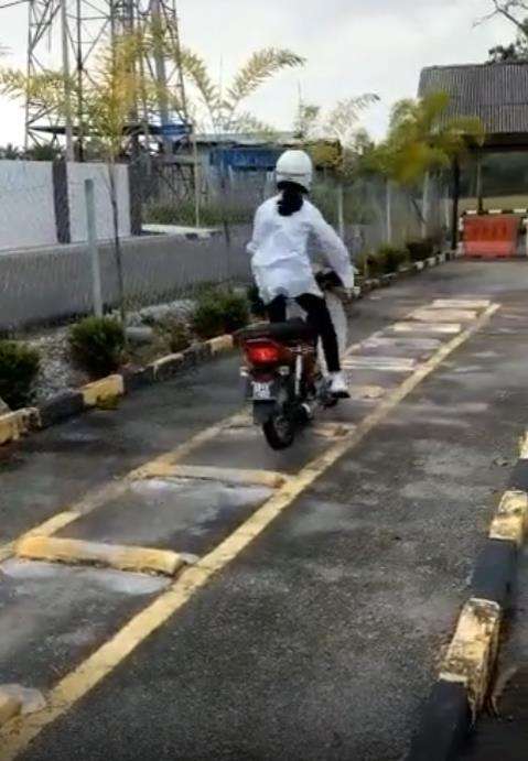 Aksi pelajar ujian SIM di jalan bergelombang malah bikin ngakak.