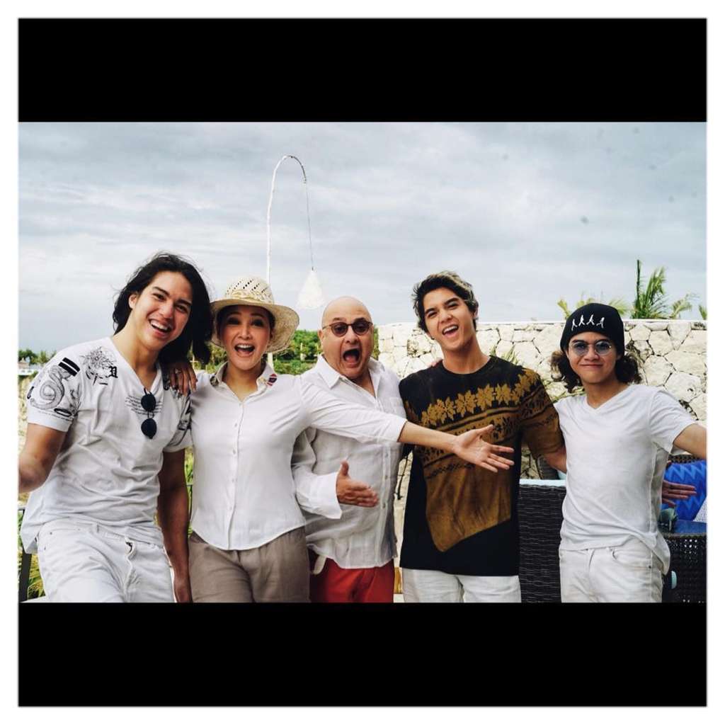 Maia bersama suami dan tiga anaknya