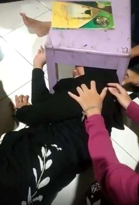 Viral kepala santriwati terjebak di kolong meja belajar pesantren.