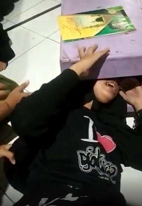 Viral kepala santriwati terjebak di kolong meja belajar pesantren.
