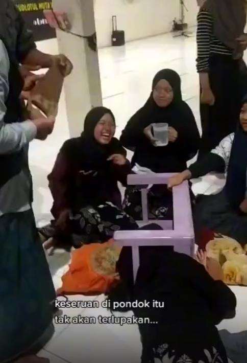 Viral kepala santriwati terjebak di kolong meja belajar pesantren.