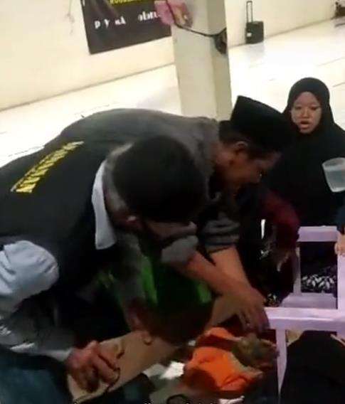 Viral kepala santriwati terjebak di kolong meja belajar pesantren.