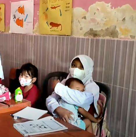 Kisah haru gadis yatim gendong dan jaga 2 adik sambil sekolah.