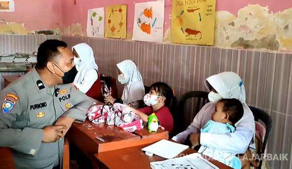 Kisah haru gadis yatim gendong dan jaga 2 adik sambil sekolah.