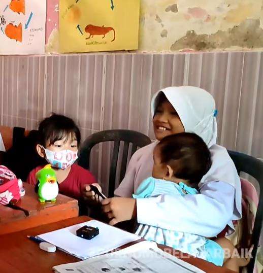 Kisah haru gadis yatim gendong dan jaga 2 adik sambil sekolah.