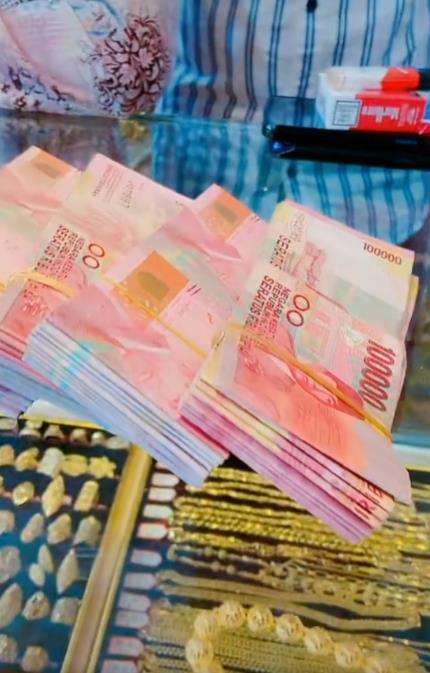 Viral rombongan umi-umi jadi korban TikTok borong emas Rp100 juta.