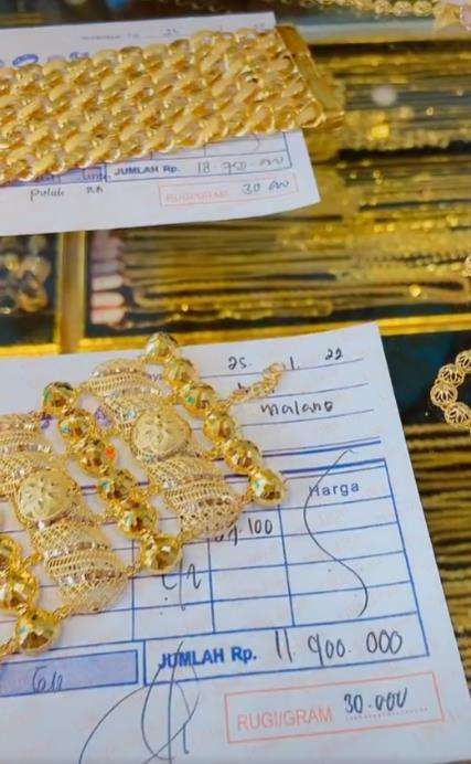 Viral rombongan umi-umi jadi korban TikTok borong emas Rp100 juta.