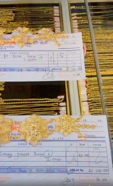 Viral rombongan umi-umi jadi korban TikTok borong emas Rp100 juta.