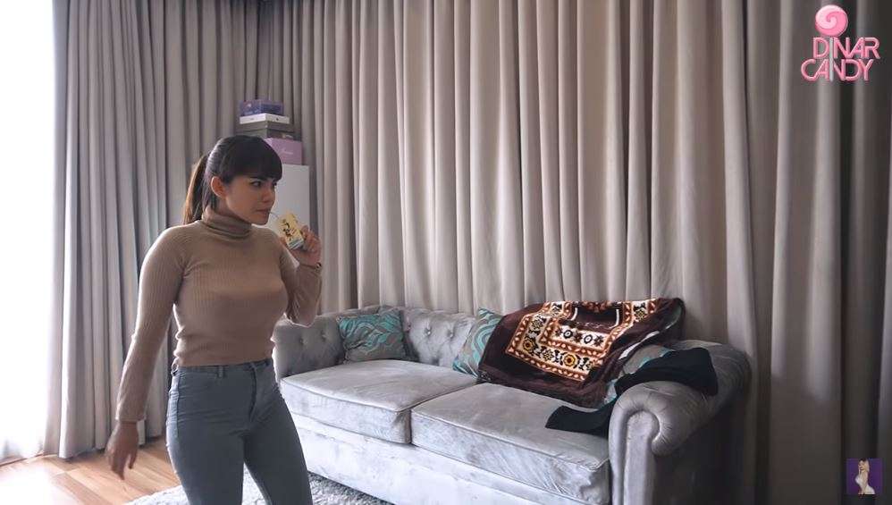 Sofa kamar Vicky Prasetyo