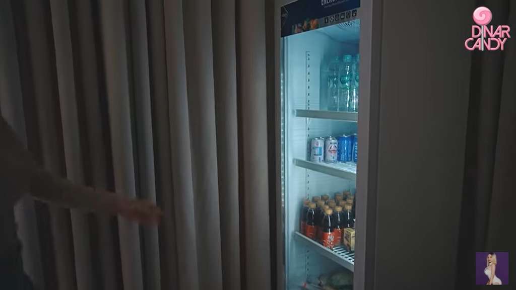 Lemari pendingin di kamar Vicky Prasetyo