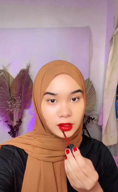 TikTokers Gunakan Lip Cream 500 Lapis