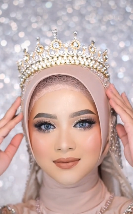 Transformasi Model Makeup Terlihat Lebih Dewasa Transformasi Model Makeup Terlihat Lebih Dewasa