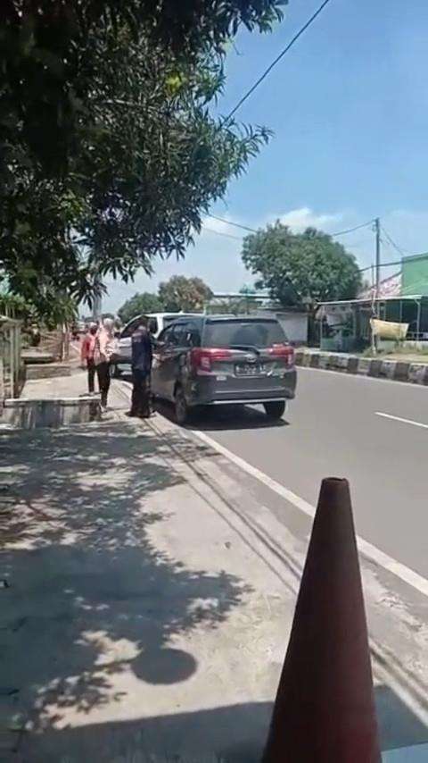 Suami selingkuh terciduk istri sah di pinggir jalan, pelakor auto kabur.