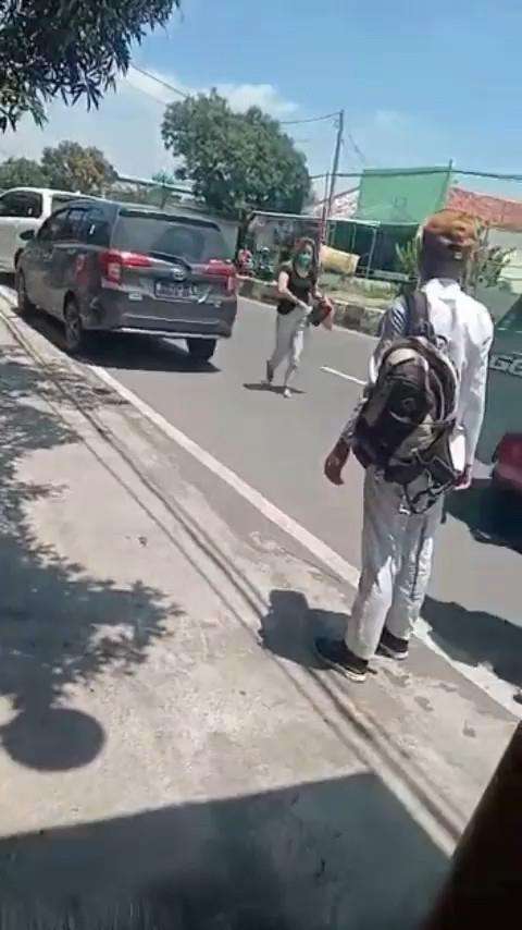 Suami selingkuh terciduk istri sah di pinggir jalan, pelakor auto kabur.