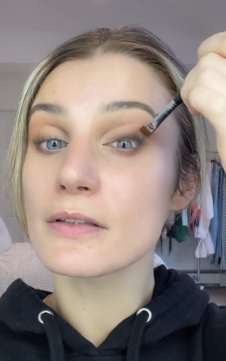 Menggunakan Eyeshadow
