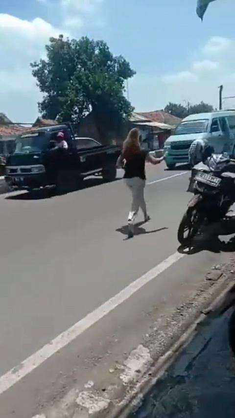 Suami selingkuh terciduk istri sah di pinggir jalan, pelakor auto kabur.