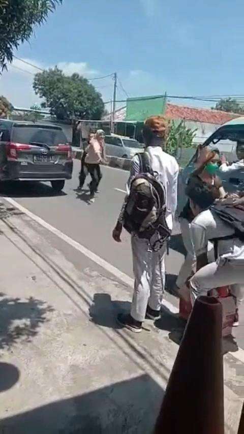 Suami selingkuh terciduk istri sah di pinggir jalan, pelakor auto kabur.