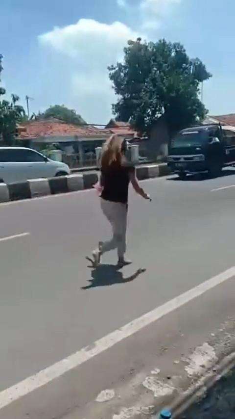 Suami selingkuh terciduk istri sah di pinggir jalan, pelakor auto kabur.