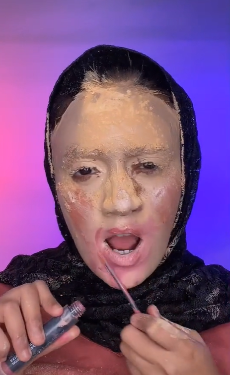 TikTokers Unggah Transformasi Wajah Sambil Buang Makeup