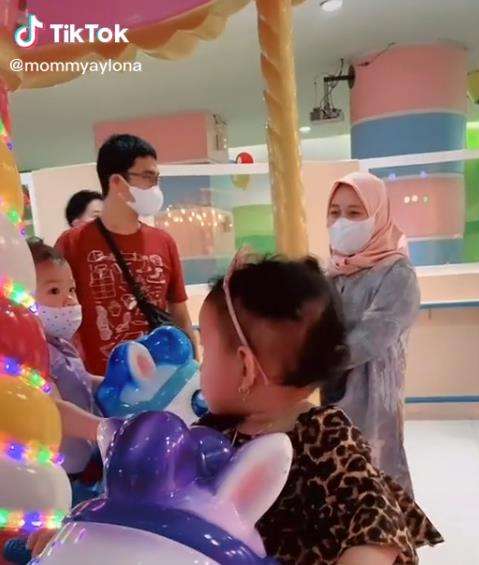 Momen haru bocah perempuan 'dadah' ke ayah anak lain.